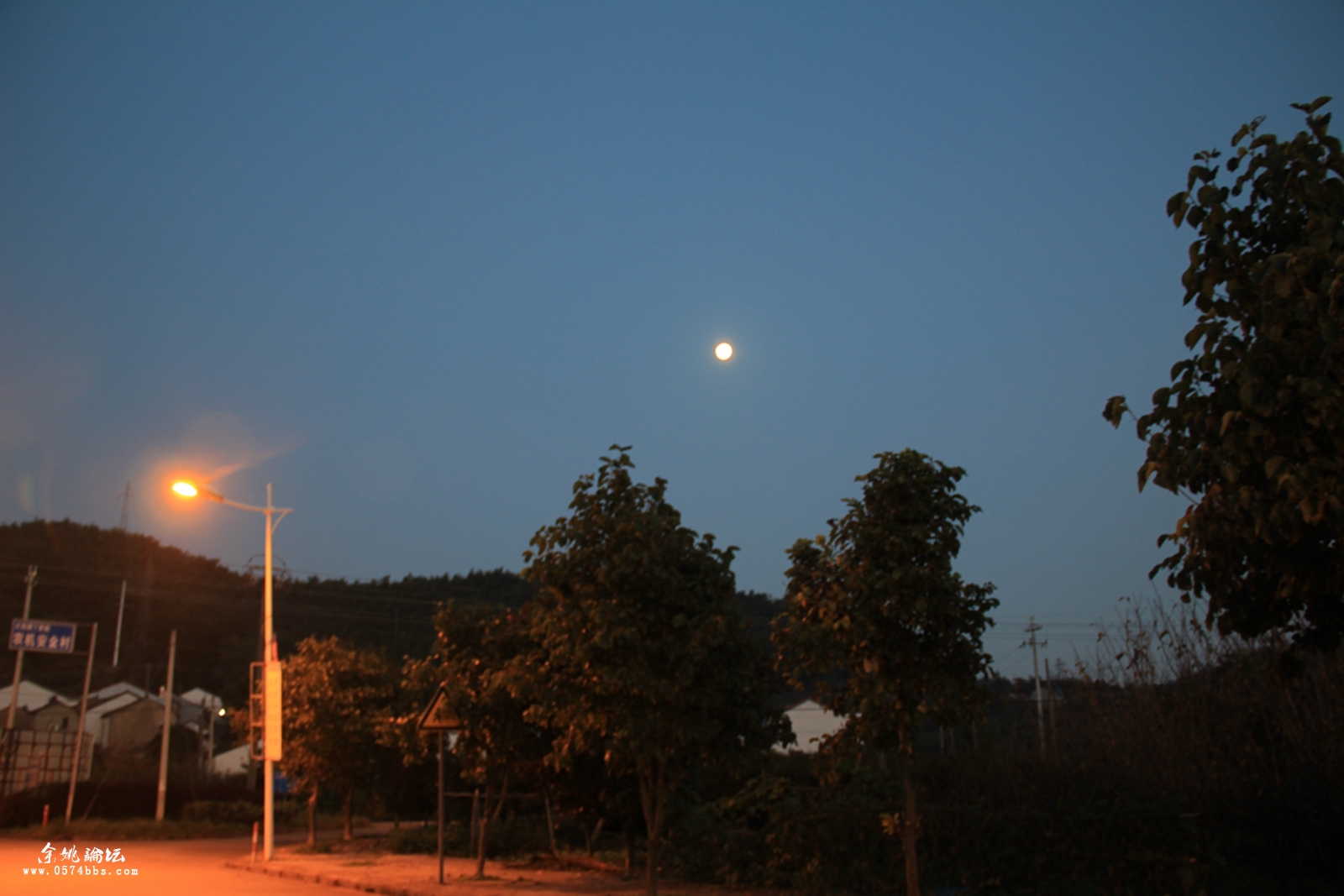 山村夜色