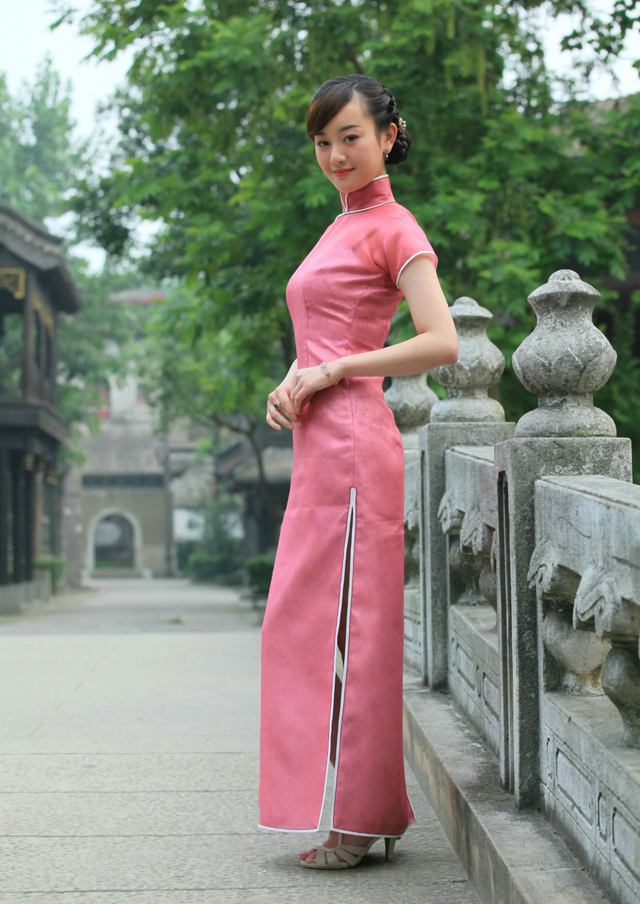 余论十五岁了,祝贺一下,美女