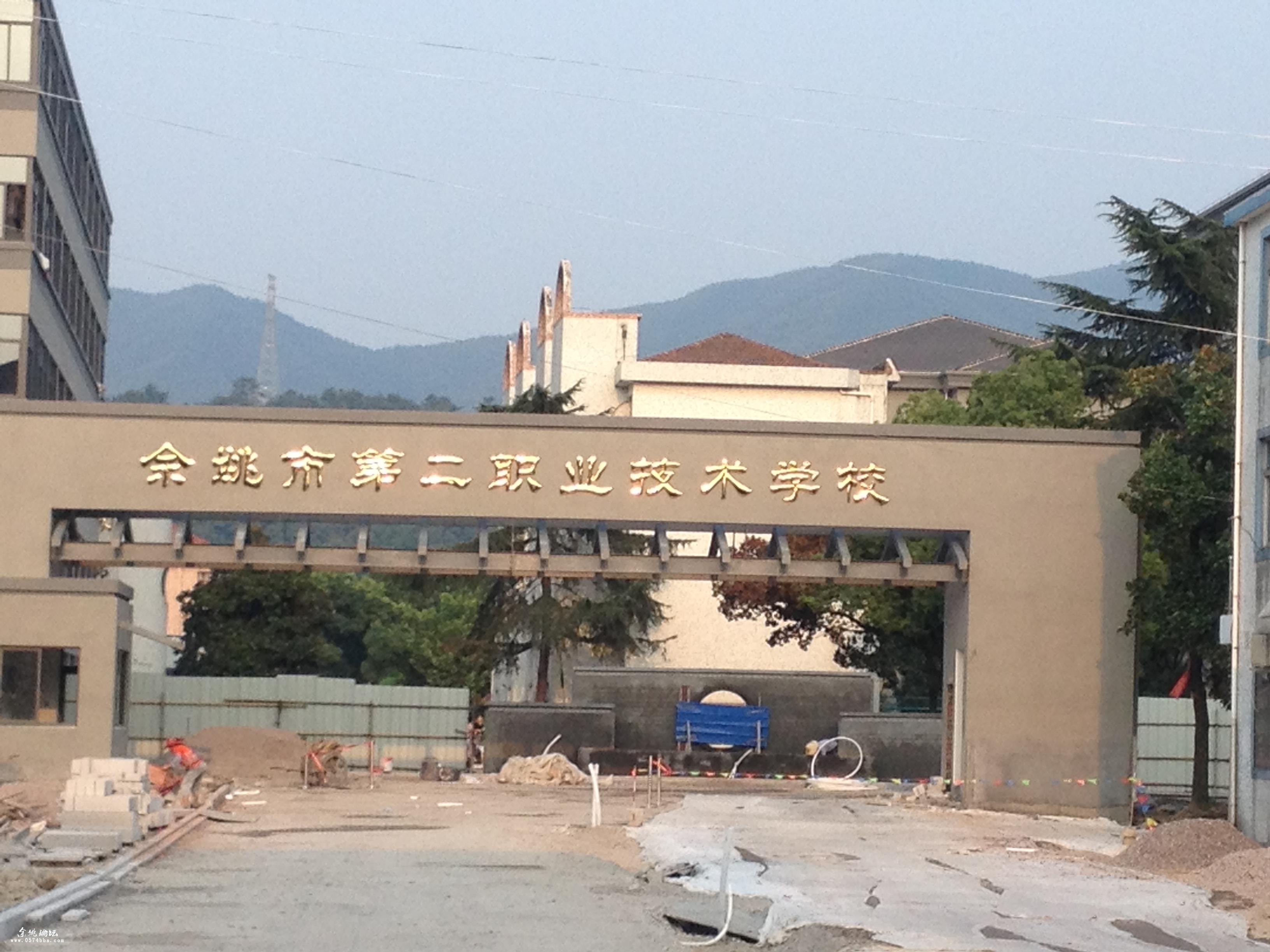 母校曾经是梁弄职技校不要认为读职校无用大学毕业的现在工资还没有