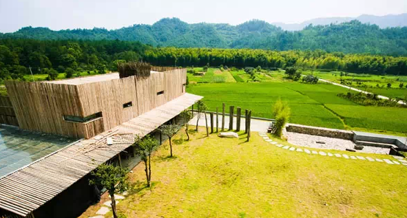 "悦庭楠舍"位于温州永嘉楠溪江有着大片鹅卵石滩的泰石村.