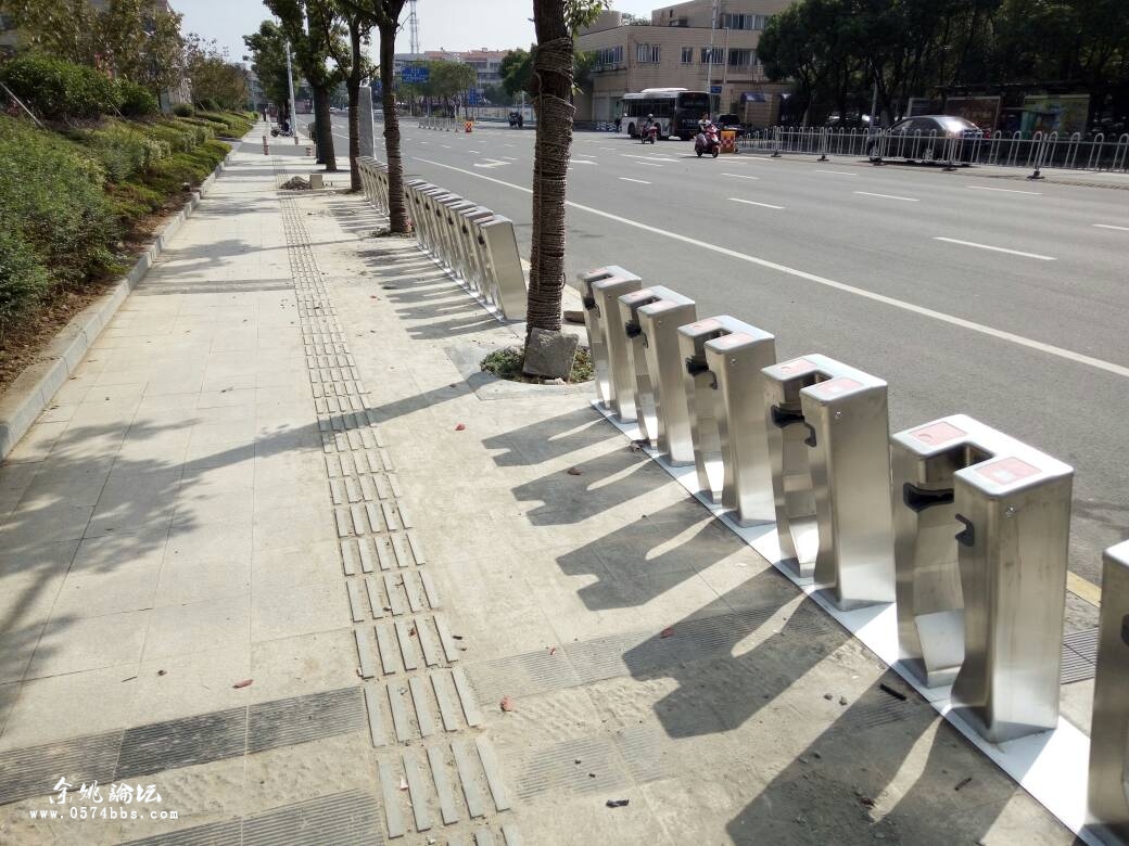 四明广场南边的公共自行车停车桩都搞好了