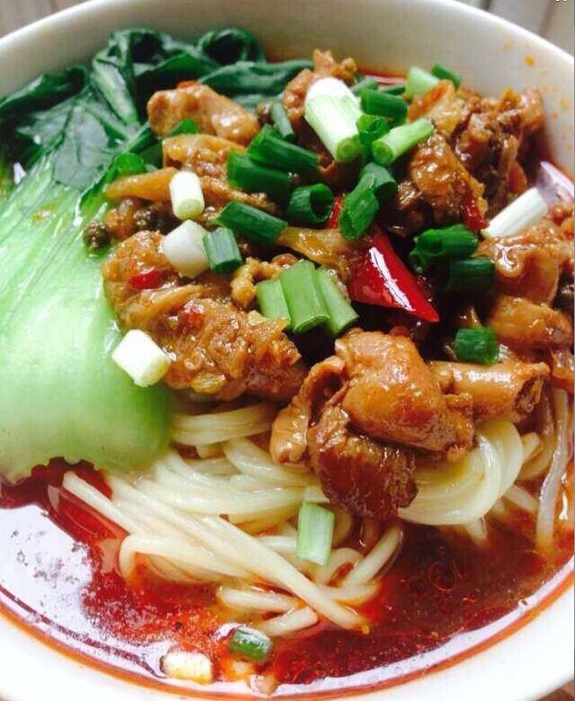 一碗面加美味的辣子鸡面