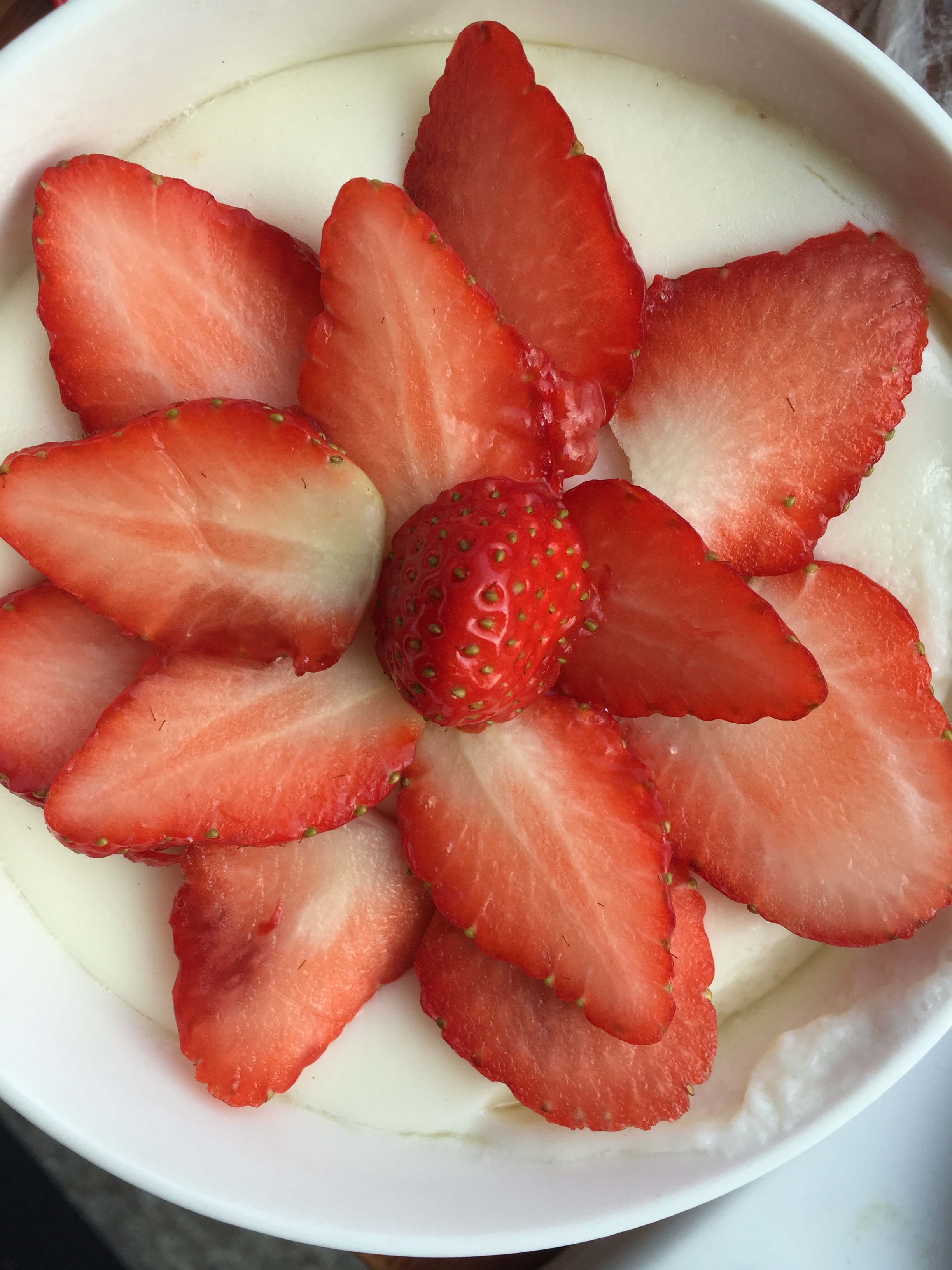 阳光下的草莓双皮奶