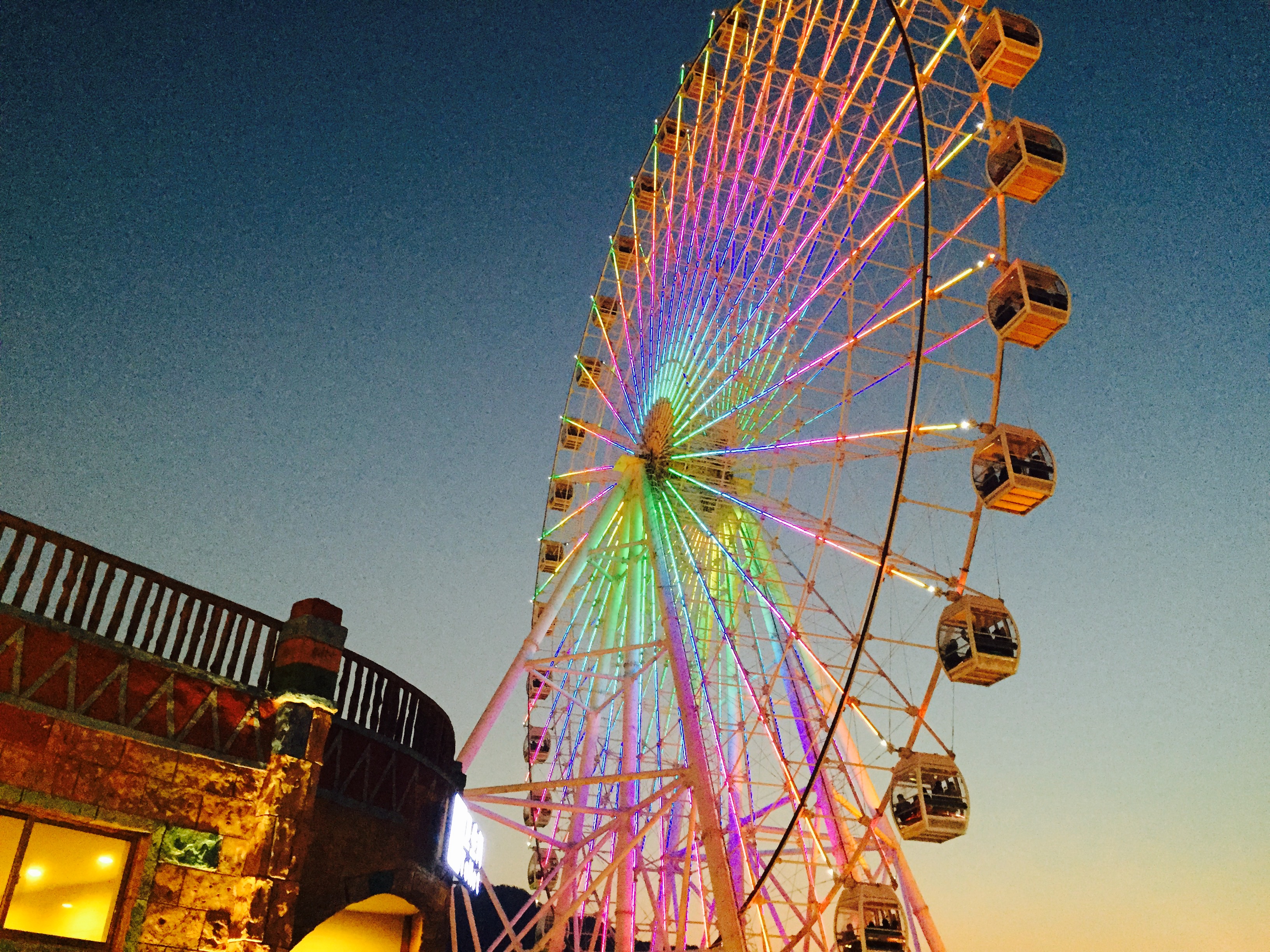 将近傍晚的摩天轮看上去唯美