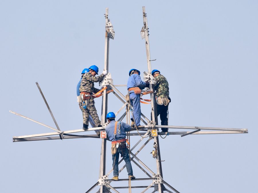 电力工人50米高空作业