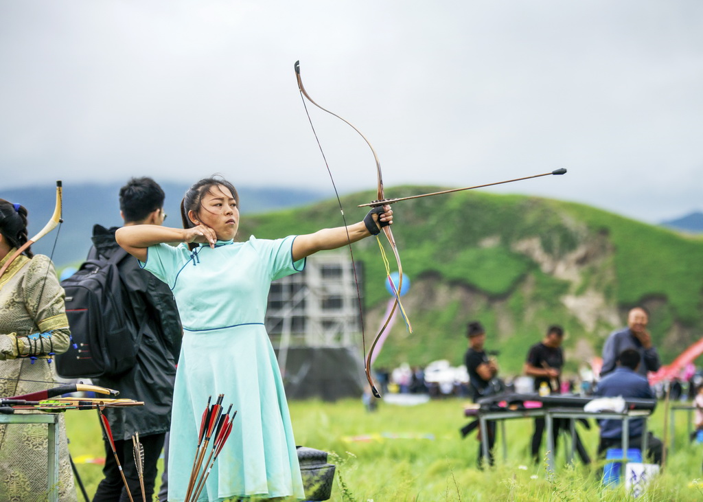 那达慕大会上的射箭比赛
