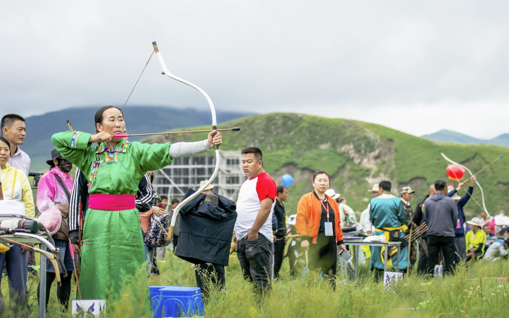 那达慕大会上的射箭比赛